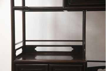 和製アンティーク　昭和中期　紫檀(シタン)材　透かし彫りが目を引く上品でモダンな佇まいの飾り棚(茶棚、戸棚、収納棚)(R-056155)