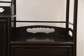 和製アンティーク　昭和中期　紫檀(シタン)材　透かし彫りが目を引く上品でモダンな佇まいの飾り棚(茶棚、戸棚、収納棚)(R-056155)
