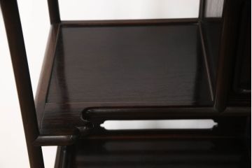 和製アンティーク　昭和中期　紫檀(シタン)材　透かし彫りが目を引く上品でモダンな佇まいの飾り棚(茶棚、戸棚、収納棚)(R-056155)