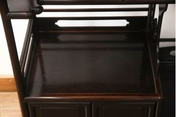 和製アンティーク　昭和中期　紫檀(シタン)材　透かし彫りが目を引く上品でモダンな佇まいの飾り棚(茶棚、戸棚、収納棚)(R-056155)