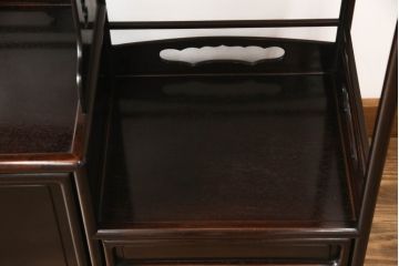 和製アンティーク　昭和中期　紫檀(シタン)材　透かし彫りが目を引く上品でモダンな佇まいの飾り棚(茶棚、戸棚、収納棚)(R-056155)