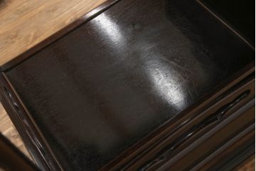 和製アンティーク　昭和中期　紫檀(シタン)材　透かし彫りが目を引く上品でモダンな佇まいの飾り棚(茶棚、戸棚、収納棚)(R-056155)