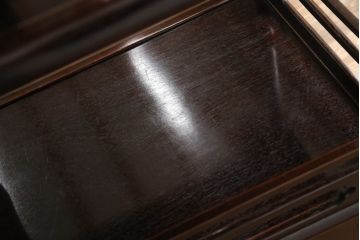 和製アンティーク　昭和中期　紫檀(シタン)材　透かし彫りが目を引く上品でモダンな佇まいの飾り棚(茶棚、戸棚、収納棚)(R-056155)