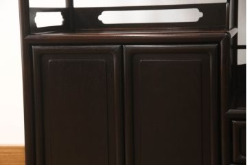 和製アンティーク　昭和中期　紫檀(シタン)材　透かし彫りが目を引く上品でモダンな佇まいの飾り棚(茶棚、戸棚、収納棚)(R-056155)