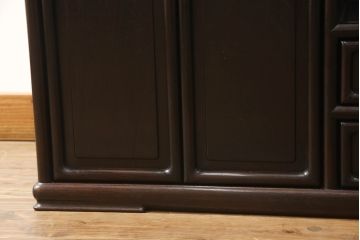 和製アンティーク　昭和中期　紫檀(シタン)材　透かし彫りが目を引く上品でモダンな佇まいの飾り棚(茶棚、戸棚、収納棚)(R-056155)
