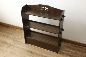 和製アンティーク　クサビ(楔)式　さりげない透かし彫りがアクセントの本棚(飾り棚、シェルフ)(R-056157)