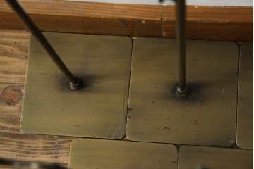 中古　アンティーク調　古美色(こびしょく)　シャビーな風合いがレトロな雰囲気を高めるディスプレイスタンド7台セット　(R-056182)