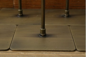 中古　アンティーク調　古美色(こびしょく)　シャビーな風合いがレトロな雰囲気を高めるディスプレイスタンド7台セット　(R-056182)