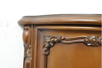 中古　美品　イタリア高級家具　細やかな意匠に気品を感じるサイドボード(キャビネット、戸棚、収納棚)(R-056187)