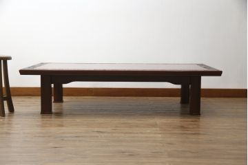 中古　美品　伝統工芸品　香川漆器　モリシゲ(MORISHIGE/森繁)　縁を彩る鮮やかな花々と朱塗りが目を引く彫刻入り座卓(ローテーブル、センターテーブル)(R-056191)