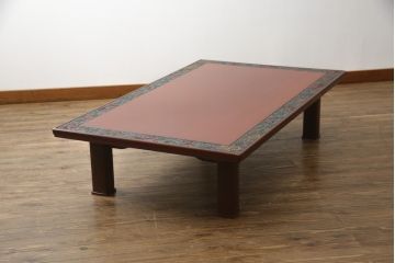 中古　美品　伝統工芸品　香川漆器　モリシゲ(MORISHIGE/森繁)　縁を彩る鮮やかな花々と朱塗りが目を引く彫刻入り座卓(ローテーブル、センターテーブル)(R-056191)