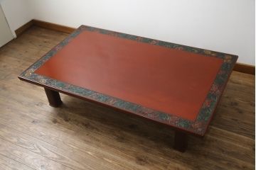 中古　美品　伝統工芸品　香川漆器　モリシゲ(MORISHIGE/森繁)　縁を彩る鮮やかな花々と朱塗りが目を引く彫刻入り座卓(ローテーブル、センターテーブル)(R-056191)