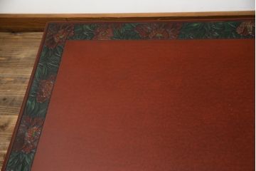 中古　美品　伝統工芸品　香川漆器　モリシゲ(MORISHIGE/森繁)　縁を彩る鮮やかな花々と朱塗りが目を引く彫刻入り座卓(ローテーブル、センターテーブル)(R-056191)