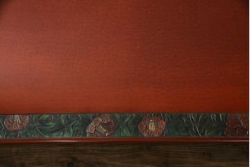 中古　美品　伝統工芸品　香川漆器　モリシゲ(MORISHIGE/森繁)　縁を彩る鮮やかな花々と朱塗りが目を引く彫刻入り座卓(ローテーブル、センターテーブル)(R-056191)