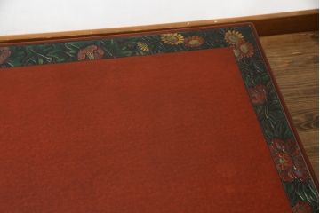 中古　美品　伝統工芸品　香川漆器　モリシゲ(MORISHIGE/森繁)　縁を彩る鮮やかな花々と朱塗りが目を引く彫刻入り座卓(ローテーブル、センターテーブル)(R-056191)