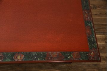 中古　美品　伝統工芸品　香川漆器　モリシゲ(MORISHIGE/森繁)　縁を彩る鮮やかな花々と朱塗りが目を引く彫刻入り座卓(ローテーブル、センターテーブル)(R-056191)