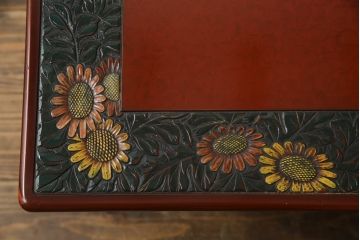 中古　美品　伝統工芸品　香川漆器　モリシゲ(MORISHIGE/森繁)　縁を彩る鮮やかな花々と朱塗りが目を引く彫刻入り座卓(ローテーブル、センターテーブル)(R-056191)