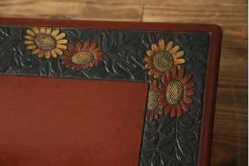 中古　美品　伝統工芸品　香川漆器　モリシゲ(MORISHIGE/森繁)　縁を彩る鮮やかな花々と朱塗りが目を引く彫刻入り座卓(ローテーブル、センターテーブル)(R-056191)