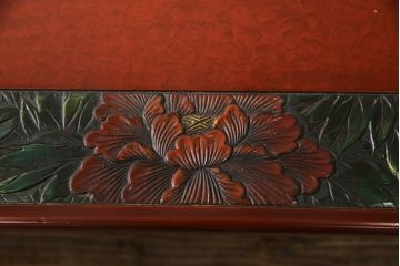 中古　美品　伝統工芸品　香川漆器　モリシゲ(MORISHIGE/森繁)　縁を彩る鮮やかな花々と朱塗りが目を引く彫刻入り座卓(ローテーブル、センターテーブル)(R-056191)