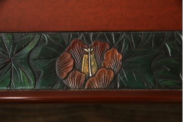 中古　美品　伝統工芸品　香川漆器　モリシゲ(MORISHIGE/森繁)　縁を彩る鮮やかな花々と朱塗りが目を引く彫刻入り座卓(ローテーブル、センターテーブル)(R-056191)