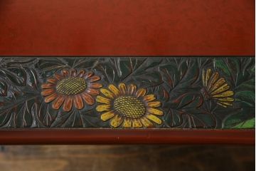 中古　美品　伝統工芸品　香川漆器　モリシゲ(MORISHIGE/森繁)　縁を彩る鮮やかな花々と朱塗りが目を引く彫刻入り座卓(ローテーブル、センターテーブル)(R-056191)