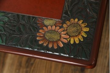 中古　美品　伝統工芸品　香川漆器　モリシゲ(MORISHIGE/森繁)　縁を彩る鮮やかな花々と朱塗りが目を引く彫刻入り座卓(ローテーブル、センターテーブル)(R-056191)