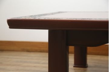 中古　美品　伝統工芸品　香川漆器　モリシゲ(MORISHIGE/森繁)　縁を彩る鮮やかな花々と朱塗りが目を引く彫刻入り座卓(ローテーブル、センターテーブル)(R-056191)