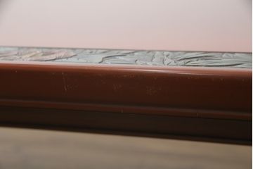 中古　美品　伝統工芸品　香川漆器　モリシゲ(MORISHIGE/森繁)　縁を彩る鮮やかな花々と朱塗りが目を引く彫刻入り座卓(ローテーブル、センターテーブル)(R-056191)