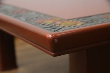 中古　美品　伝統工芸品　香川漆器　モリシゲ(MORISHIGE/森繁)　縁を彩る鮮やかな花々と朱塗りが目を引く彫刻入り座卓(ローテーブル、センターテーブル)(R-056191)