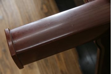 中古　美品　伝統工芸品　香川漆器　モリシゲ(MORISHIGE/森繁)　縁を彩る鮮やかな花々と朱塗りが目を引く彫刻入り座卓(ローテーブル、センターテーブル)(R-056191)