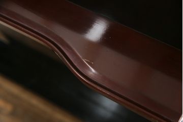 中古　美品　伝統工芸品　香川漆器　モリシゲ(MORISHIGE/森繁)　縁を彩る鮮やかな花々と朱塗りが目を引く彫刻入り座卓(ローテーブル、センターテーブル)(R-056191)