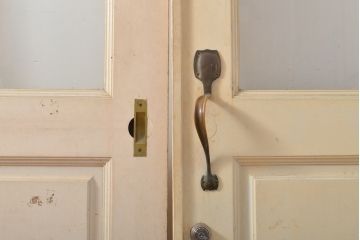 アンティーク建具　シンプルなデザインに古いドアハンドルが映える両開きドア1対(扉、玄関扉、ドア2枚セット)(R-056200)