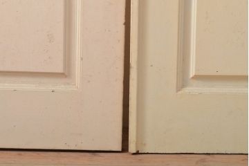 アンティーク建具　シンプルなデザインに古いドアハンドルが映える両開きドア1対(扉、玄関扉、ドア2枚セット)(R-056200)