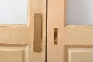 アンティーク建具　シンプルなデザインに古いドアハンドルが映える両開きドア1対(扉、玄関扉、ドア2枚セット)(R-056200)