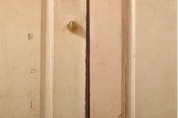 アンティーク建具　シンプルなデザインに古いドアハンドルが映える両開きドア1対(扉、玄関扉、ドア2枚セット)(R-056200)