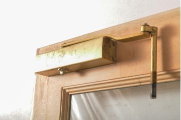 アンティーク建具　シンプルなデザインに古いドアハンドルが映える両開きドア1対(扉、玄関扉、ドア2枚セット)(R-056200)