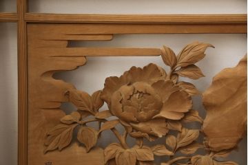 アンティーク建具　在銘　彫武　生き生きとした牡丹と鶏が描かれた彫刻欄間2枚セット(明かり取り、明り取り)(R-056203)