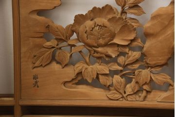 アンティーク建具　在銘　彫武　生き生きとした牡丹と鶏が描かれた彫刻欄間2枚セット(明かり取り、明り取り)(R-056203)