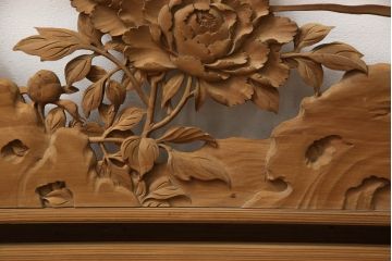 アンティーク建具　在銘　彫武　生き生きとした牡丹と鶏が描かれた彫刻欄間2枚セット(明かり取り、明り取り)(R-056203)