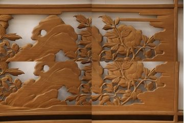アンティーク建具　在銘　彫武　生き生きとした牡丹と鶏が描かれた彫刻欄間2枚セット(明かり取り、明り取り)(R-056203)