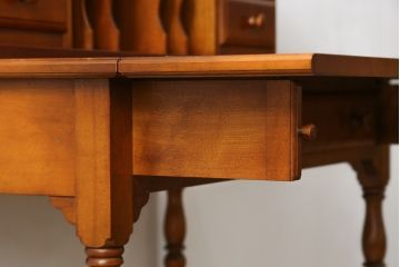 中古　横浜クラシック家具　ダニエル(daniel)　A-305　エレガントな佇まいが品の良さを高めるライティングデスク(定価約47万円)(ワークデスク、机、在宅ワーク、在宅用)(R-056228)