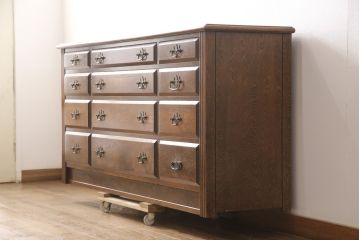 中古　カントリーハウス　秋山木工　木のぬくもりを感じられるクラシカルな佇まいのワイドチェスト(サイドボード、リビングボード、引き出し)(R-056233)