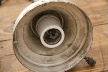 アンティーク照明　昭和初期　凝ったつくりのブラケットと陽刻デザインのシェードが大正ロマンの雰囲気を醸し出す吊り下げ照明(天井照明、ペンダントライト)(R-056234)