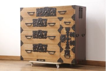 和製アンティーク　前面桐材　明るい木色に黒々とした金具が映える最上箪笥(時代箪笥、桐たんす、和タンス、収納箪笥、引き出し、チェスト)(R-056237)