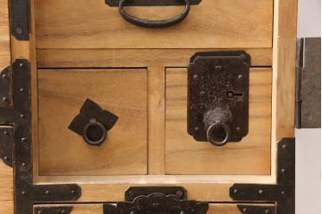 和製アンティーク　前面桐材　明るい木色に黒々とした金具が映える最上箪笥(時代箪笥、桐たんす、和タンス、収納箪笥、引き出し、チェスト)(R-056237)