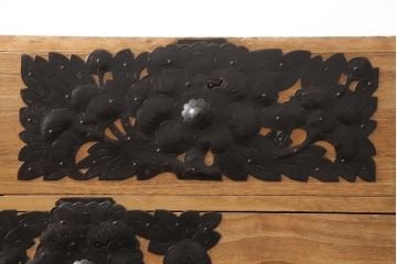 和製アンティーク　前面桐材　明るい木色に黒々とした金具が映える最上箪笥(時代箪笥、桐たんす、和タンス、収納箪笥、引き出し、チェスト)(R-056237)