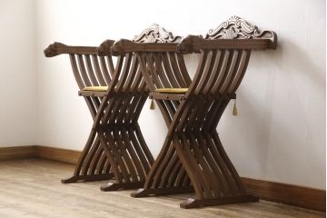 中古　美品　イタリア輸入家具　美しい彫刻が目を引くサヴォナローラチェア2脚セット(椅子、折りたたみチェア、イス)(R-056288)