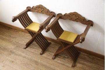 中古　美品　イタリア輸入家具　美しい彫刻が目を引くサヴォナローラチェア2脚セット(椅子、折りたたみチェア、イス)(R-056288)