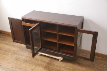 中古　美品　北海道民芸家具　落ち着いた深みのある色合いが美しいサイドボード(サイドキャビネット、戸棚、収納棚)(R-056292)