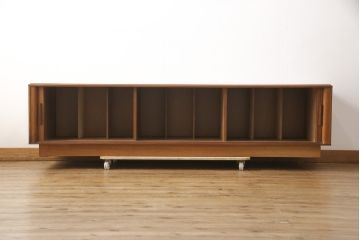 和製ビンテージ　ウォールナット　希少なデザインとサイズ感が魅力的なシャッターローボード(テレビ台、レコードラック、オーディオラック、収納棚、ヴィンテージ)(R-056298)